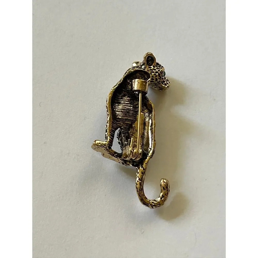 Title Vintage Gold/Brass Tone Leopard Figural Brooch Green Rhinestone Eyes 11g
